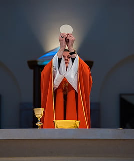 sacerdote, rojo, túnica ofreciendo comunión, frente, altar, Kingwood, fotografía, participación, plano, un pan, pan plano, hombres, religión, vista frontal, un solo hombre, en pie, una persona, vista de ángulo bajo, adulto, arquitectura, estructura construida, gente real, adentro, creencia, Arte y artesanía, representación, semejanza masculina, edificio, estilos de vida, espiritualidad, lugar de adoración, arte, 4K, CC0, dominio público, libre de derechos