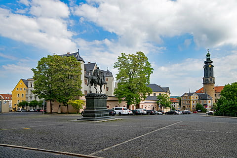 Weimar, Thüringen Deutschland, Deutschland, alte Stadt, altes Gebäude, Sehenswürdigkeiten, Kultur, Kunst, Gebäude, Geschichte, stadtschloss, Ort der Demokratie, Himmel, die Architektur, wolke - himmel, Gebäudehülle, gebaute Struktur, Religion, Stadt, Reiseziele, Spiritualität, Natur, Kunst und Handwerk, Glauben, Skulptur, Anbetungsstätte, Statue, Reise, menschliche Darstellung, Tag, draußen, 5K, CC0, gemeinfrei, lizenzfrei
