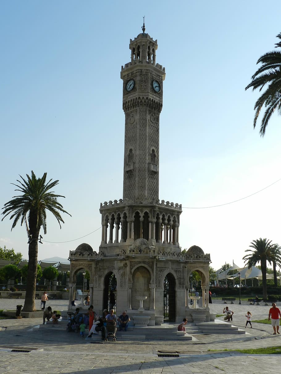Izmir, Torre del Rellotge, símbol, torre, temps, mansió, arquitectura, estructura construïda, exterior de l'edifici, cel, Palmera, grup de persones, arbre, destinacions de viatge, naturalesa, viatjar, clima tropical, cel clar, el passat, persones reals, història, turisme, persones incidentals, ciutat, planta, arc, a l'aire lliure, 4K