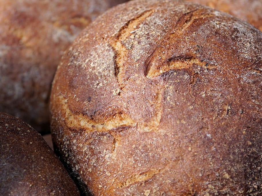 sense títol, pa, enfornar, crosta, productes al forn, cruixent, cereals, berenar, coure el pa, forner, menjar, pa de pagès, crosta de pa, llesca de pa, farina, frisch, menjar i beguda, al forn, a l'interior, frescor, primer pla, marró, cap gent, natura morta, alimentació saludable, llest per menjar, casolà, benestar, taula, centrar-se en primer pla, fleca, indulgència, botiga, pa marró, temptació, hidrats de carboni - tipus d'aliments, fer dieta, 4K