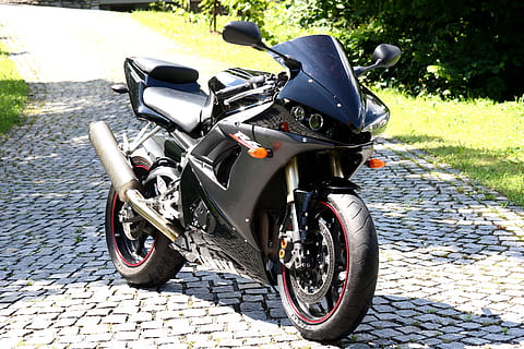 黒, グレー, スポーツバイク, レンガの道, ヤマハ, オートバイ, r6, 600, 車両, スポーツ, ps, 交通手段, 陸上車両, 定常, 日, 日光, 通り, 玉石, 屋外, 歩道, 自然, 自転車, 無人, パーキング, シティ, 道路, 黒色, スクーター, 旅行, ホイール, 敷石, 2K, CC0, パブリックドメイン, ロイヤリティフリー