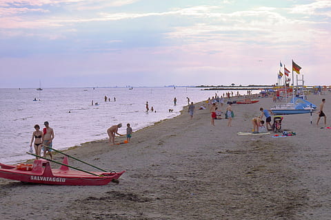 Itálie, grado, pláž, moře, krajina, laguna, cestovat, italština, středomoří, Dovolená, voda, friuli, pobřeží, evropský, nebe, přistát, velká skupina lidí, skupina lidí, dav, mrak - nebe, horizont, skutečných lidí, horizont nad vodou, Příroda, scenics - příroda, prázdnin, volnočasové aktivity, životního stylu, výlet, 4K, CC0, veřejná doména, bez autorských práv