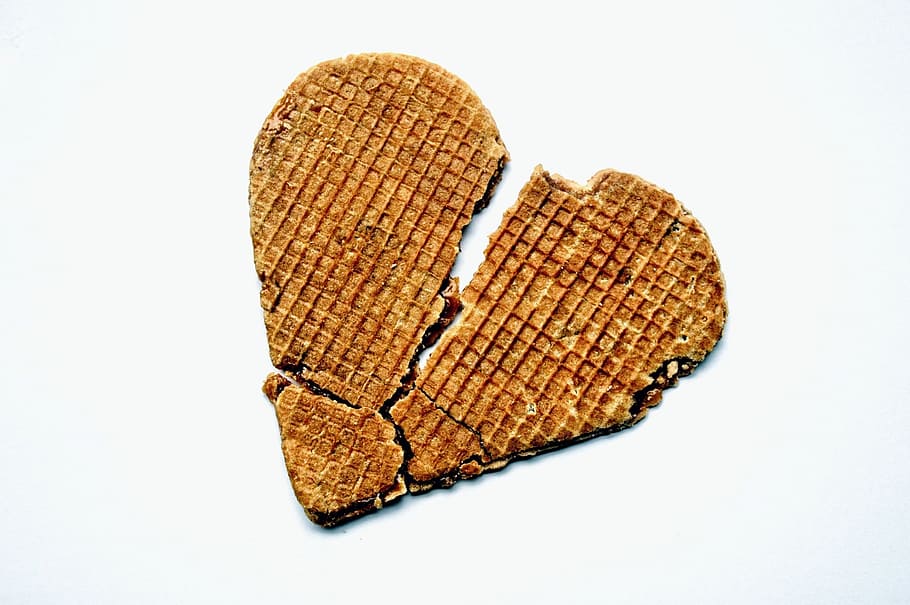 Gebäck mit gebrochenem Herzen, gebrochen, Herz, zerquetscht, Teilt, Liebe, geknackt, beschädigt, zerstört, traurig, Symbol, Sirup Waffel, braun, Lebensmittel, Studioaufnahme, weißer Hintergrund, drinnen, ausgeschnitten, einzelnes Objekt, Nahansicht, Stillleben, keine Leute, kopieren sie platz, zwei Objekte, Muster, texturiert, Holz - Material, Design, Textil-, gestalten, gestrickt, Emotion, Herzform, 1080P