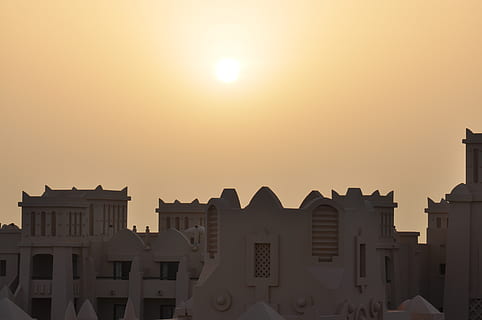 sol, solnedgang, himmel, hustage, cape verde, visninger, aften, arkitektur, bygget struktur, bygning udvendig, bygning, ingen mennesker, natur, sollys, skyfri himmel, orange farve, boligområde, hus, by, religion, udendørs, kopiere plads, silhuet, sted for tilbedelse, 4K, CC0, offentligt domæne, royaltyfrie