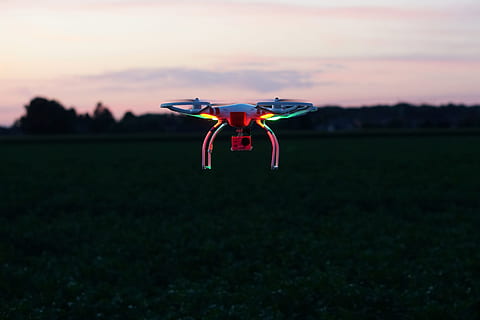 Drohne, dji, Phantom, Quadcopter, Hubschrauber, Feld, Landwirtschaft, Kitz, Suche, fliegen, dom, Spielzeuge, Spaß, Höhe, Flug, Luft, in dem, Mais, Weizen, Wolken, Dämmerung, Actioncam, Action-Kamera, Foto, Fotografie, Video, Propeller, Drohnen, basteln, Bastler, Freizeit, Hobby, Modell-, Modellflugzeug, Modell Spielzeug, Innovation, Trend, Land, Himmel, Natur, Landschaft, Sonnenuntergang, fliegend, in der Luft, Umgebung, Luftfahrzeug, keine Leute, Pflanze, Transport, Bauernhof, draußen, Transportmittel, Wachstum, ländliche Szene, 5K, CC0, gemeinfrei, lizenzfrei