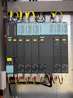nærbillede foto, sort, distributionskasse, kontrol skab, distributør, verteilerscharnk, elektro distributør, kontrollere, plante, ANLAGENTECHNIK, nuværende, spænding, teknologi, siemens, sps, computer, netværk, lan, bus, indendørs, industri, ingen mennesker, kabel, kontrolpanel, computer kabel, netværksserver, tæt på, dag, meddelelse, forbindelse, udstyr, elektricitet, metal, brændstof og elproduktion, tekst, kontrolrum, kompleksitet, i en række, nøjagtighed, transportmidler, Strømforsyning, måler - måleinstrument, forbindelsesblok, 4K, CC0, offentligt domæne, royaltyfrie