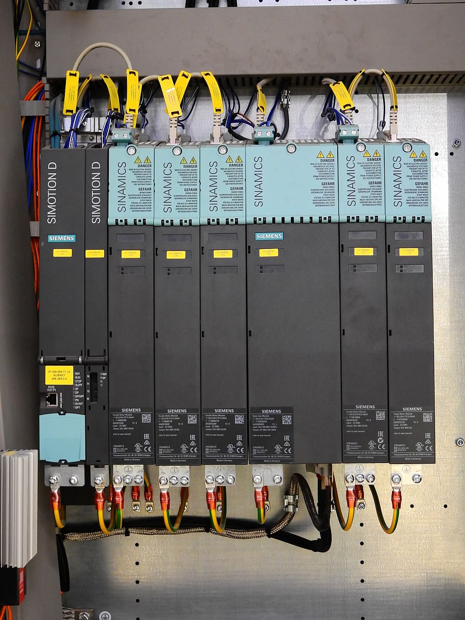 foto de primer pla, negre, quadre de distribució, gabinet de control, distribuïdor, verteilerscharnk, distribuïdor d’electro, control, planta, anlagentechnik, corrent, voltatge, tecnologia, siemens, sps, ordinador, xarxa, lan, autobús, a l'interior, indústria, cap gent, cable, panell de control, cable d’ordinador, servidor de xarxa, primer pla, dia, comunicació, connexió, equipament, electricitat, metall, generació de combustible i energia, text, habitació de control, complexitat, en fila, precisió, transport, Font d'alimentació, metre: instrument de mesura, bloc de connexió, 4K