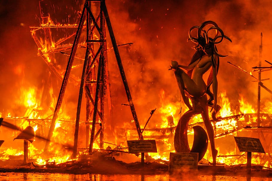 brennender Metallpfosten, Ausfälle, Feuer, Dämon, Verbrennungen, Nacht-, Verbrennung, Flammen, Alicante, er gibt, Sahne, Holz, Karton, nicht, Feuer - natürliches Phänomen, Flamme, Hitze - Temperatur, Natur, Zerstörung, Bewegung, Warnschild, Kommunikation, Unfälle und Katastrophen, Zeichen, glühend, keine Leute, orange Farbe, die Architektur, Industrie, Besetzung, Verlust, Inferno, 4K