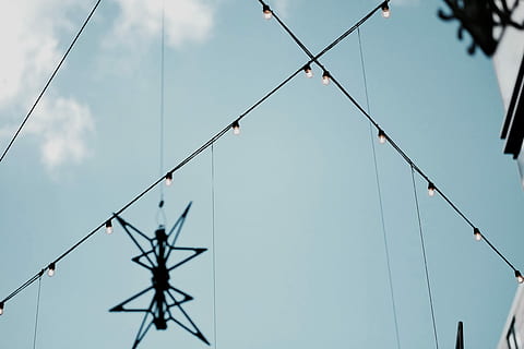nero, sospeso, arredamento, luci di stringa, Basso, foto ad angolo, cielo, filo, cavo, luce, blu, linea, energia, elettrico, industria, sfondo del desktop, vista stradale, stringa, Inquadratura dal basso, connessione, nessuno, nuvola - cielo, tecnologia, elettricità, natura, giorno, Alimentazione elettrica, all'aperto, metallo, cavo d'acciaio, linea elettrica, corda, combustibile e produzione di energia, architettura, 4K, CC0, dominio pubblico, privo di copyright