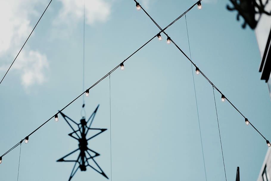 nero, sospeso, arredamento, luci di stringa, Basso, foto ad angolo, cielo, filo, cavo, luce, blu, linea, energia, elettrico, industria, sfondo del desktop, vista stradale, stringa, Inquadratura dal basso, connessione, nessuno, nuvola - cielo, tecnologia, elettricità, natura, giorno, Alimentazione elettrica, all'aperto, metallo, cavo d'acciaio, linea elettrica, corda, combustibile e produzione di energia, architettura, 4K