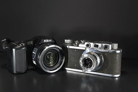 kamera, gammel, ny, ku, digital, nostalgi, fotografi, Foto, fotografering, billeder, retro, linse, retro look, digicam, digitalt kamera, fotokamera, fotografering temaer, teknologi, kamera - fotografisk udstyr, retro stylet, indendørs, tæt på, sort baggrund, ingen mennesker, fotografisk udstyr, objektiv - optisk instrument, enkelt objekt, studio skud, stilleben, metal, bord, fortiden, sølvfarvet, sort farve, antik, SLR kamera, krom, 4K, CC0, offentligt domæne, royaltyfrie