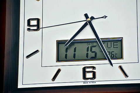 tempo, orologio, ora, pointer, minuto, quadrante, puntamento, mano minuta, numero, nessuno, lancetta dell'orologio, avvicinamento, in casa, testo, Colore bianco, combustibile e produzione di energia, tecnologia, metallo, pompa di benzina, Inquadratura dal basso, architettura, sveglia, giorno, attrezzatura, metro - strumento di misura, acciaio, 4K, CC0, dominio pubblico, privo di copyright