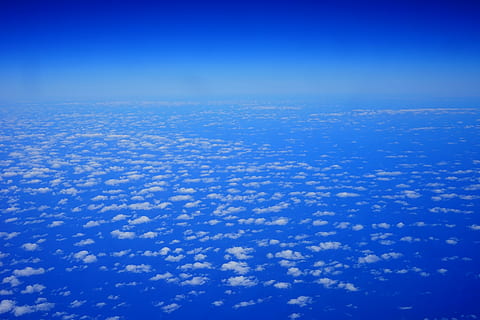 nubes, cielo, volar, sobre las nubes, azul, naturaleza, aire, avión, volador, estratosfera, antecedentes, scenics, vista aérea, paisajes - naturaleza, nube - cielo, ambiente, paisaje de nubes, alto, atmósfera, espacio, nadie, horizonte, agua, belleza en la naturaleza, al aire libre, meteorología, encima, viento, azul oscuro, 5K, CC0, dominio público, libre de derechos