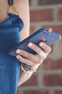 kvinde, bedrift, iphone, blå, sag, bruger enheden, telefon, mobil, ved brug af, teknologi, forretning, smartphone, meddelelse, apparat, person, social, mennesker, person på telefon, netværk, mobiltelefoner, celle, mobiltelefon, i telefonen, browsing, arbejder, arbejdstelefon, tekstning, medier, Kvinder, udendørs, hunner, en person, livsstil, ung voksen, smart telefon, fokus på forgrunden, menneskelig hånd, hånd, midsection, voksen, rigtige mennesker, tæt på, menneskelig kropsdel, neglelak, dag, fritidsaktivitet, indendørs, kropsdel, stående, søm, menneskelig lem, finger, 5K, CC0, offentligt domæne, royaltyfrie