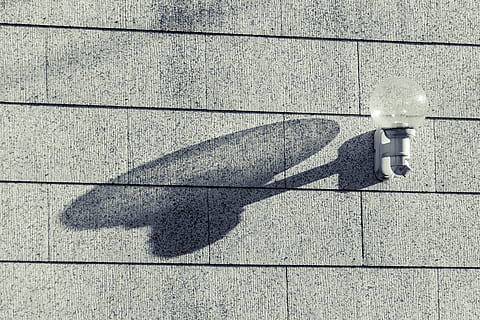 licht, schaduw, patroon, schaduwspel, lamp, hispanic, muur, straat, stad, voetpad, verlichtingsapparatuur, hoge hoekmening, geen mensen, dag, zonlicht, trottoir, natuur, buitenshuis, vervoer, straatlantaarn, weg, zonnig, technologie, bevloering, toezicht, enkel object, straatsteen, betegelde vloer, focus op schaduw, 4K, CC0, publiek domein, royaltyvrij