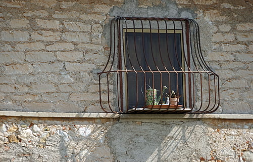 finestra, griglia, facciata, opere murarie, grattugiare, vecchio, ferro battuto, vecchia finestra, architettura, caratteristica della parete, nessuno, giorno, struttura costruita, in casa, esterno dell'edificio, parete, danneggiato, abbandonato, muro di mattoni, costruzione, mattone, intemperie, all'aperto, metallo, declino, obsoleto, vetro - materiale, deterioramento, muro di pietra, telaio della finestra, 5K, CC0, dominio pubblico, privo di copyright