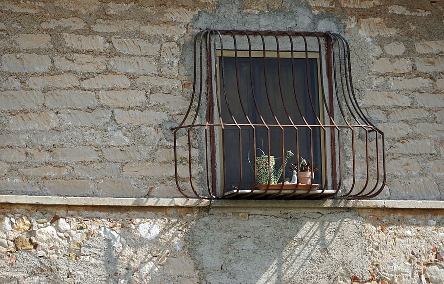 finestra, griglia, facciata, opere murarie, grattugiare, vecchio, ferro battuto, vecchia finestra, architettura, caratteristica della parete, nessuno, giorno, struttura costruita, in casa, esterno dell'edificio, parete, danneggiato, abbandonato, muro di mattoni, costruzione, mattone, intemperie, all'aperto, metallo, declino, obsoleto, vetro - materiale, deterioramento, muro di pietra, telaio della finestra, 5K