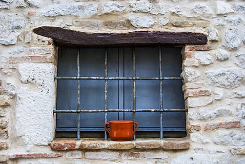 okno, váza, staré okno, rustico, sklenice, starověké, architektura, stavba, exteriér budovy, nikdo, nástěnný prvek, den, budova, zeď, bezpečnost, kov, ochrana, bezpečnostní, Dům, starý, venku, cihlový, cihlová zeď, detail, nízký úhel pohledu, okenní rám, 2K, CC0, veřejná doména, bez autorských práv