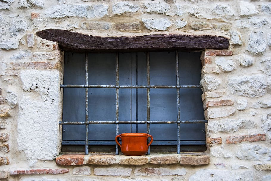 finestra, gerro, finestra antiga, rustico, pots de finestres, antic, arquitectura, estructura construïda, exterior de l'edifici, cap gent, funció de construcció de parets, dia, edifici, paret, seguretat, metall, protecció, casa, vell, a l'aire lliure, maó, paret de maó, primer pla, vista d’angle baix, marc de finestra, 2K