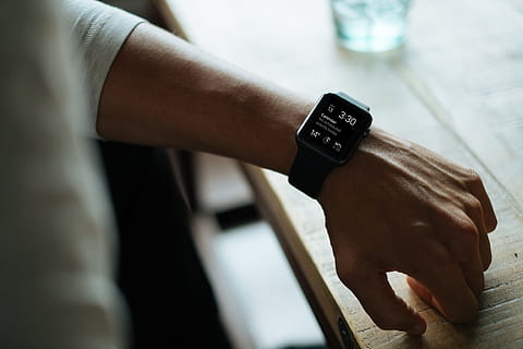 Mann, tragen, schwarz, Smartwatch, anzeigen, 3:30, Apfeluhr, Apfel, sehen, Technologie, Bildschirm, menschliche Hand, Menschen, Männer, Erwachsene, Nahansicht, drinnen, halten, menschliches Körperteil, eine Person, Hand, echte Menschen, Körperteil, Zeit, Lebensstile, Fokus auf den Vordergrund, Armbanduhr, Frau, selektiver Fokus, Tabelle, Tag, menschliches Glied, Finger, 4K, CC0, gemeinfrei, lizenzfrei
