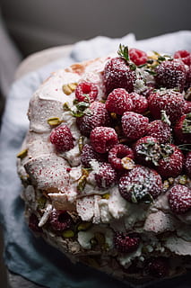 Kuchen, Erdbeer-Toppings, flach, fokus fotografie, Erdbeerkuchen, Himbeere, Baiser, Nüsse, Dessert, Puderzucker, Lebensmittel, Erdbeere, Rezept, Koch, Süss, Essen und Trinken, Beerenfrucht, Frische, gesundes Essen, Obst, Süßes Essen, fertig für den Verzehr, Nahansicht, Genuss, drinnen, keine Leute, Versuchung, gebacken, Brombeere, Wohlbefinden, Garnierung, Kuchen - Dessert, 2K, CC0, gemeinfrei, lizenzfrei