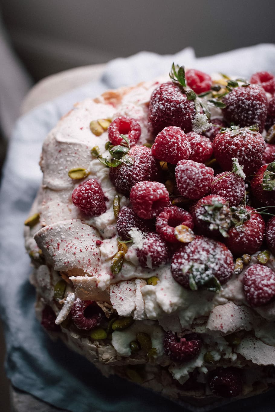 Kuchen, Erdbeer-Toppings, flach, fokus fotografie, Erdbeerkuchen, Himbeere, Baiser, Nüsse, Dessert, Puderzucker, Lebensmittel, Erdbeere, Rezept, Koch, Süss, Essen und Trinken, Beerenfrucht, Frische, gesundes Essen, Obst, Süßes Essen, fertig für den Verzehr, Nahansicht, Genuss, drinnen, keine Leute, Versuchung, gebacken, Brombeere, Wohlbefinden, Garnierung, Kuchen - Dessert, 2K