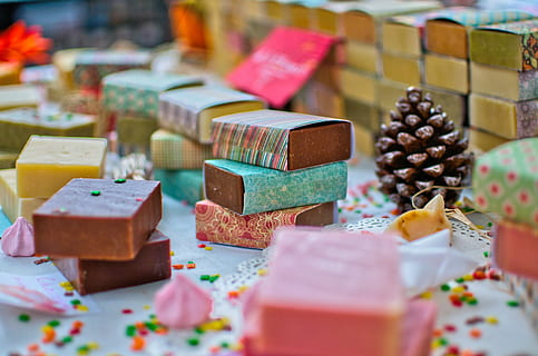 sortido, decorações, Pinha, Comida, comida doce, sobremesa, doces, gourmet, multi colorido, bolo, lanche, decoração, chocolate, fechar-se, celebração, variação, ninguém, presente, comida e bebida, doce, escolha, foco seletivo, tentação, indulgência, alimentação pouco saudável, frescura, ainda vida, dentro de casa, mesa, pronto para comer, 4K, CC0, domínio público, royalty free