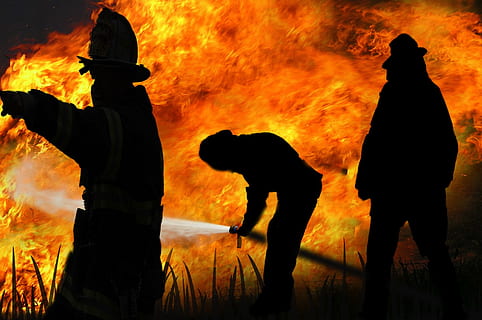 silhuet af brandmand, brandmand, slette, ild, brand slette, brandslukning, brandmænd, silhuet, brænding, helvede, flamme, mennesker, voksen, orange farve, brand - naturligt fænomen, rigtige mennesker, herrer, varme - temperatur, natur, gruppe af mennesker, solnedgang, stående, meddelelse, ulykker og katastrofer, røg - fysisk struktur, bål, redningsarbejder, 1080P, CC0, offentligt domæne, royaltyfrie