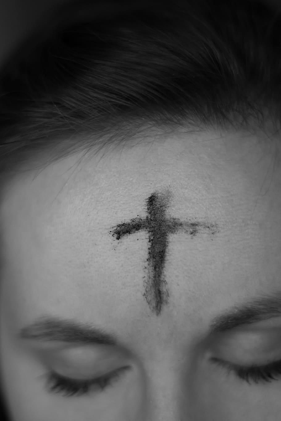 dimecres de Cendra, fotografia en escala de grisos, creu, front de la persona, cara, ulls tancats, front, marcat, religiós, una persona, part del cos humà, part del cos, primer pla, rostre humà, pell humana, a l'interior, pell, tatuatge, retrat, persones reals, adult jove, ull humà, estils de vida, ull, tirada al cap, salut i medicina, adult, cella, contemplació, cabell humà, 5K