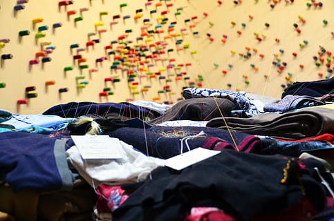 Fäden, Garn, Spule, Chaos, Kleider, Verbindung, Verbundenheit, Garnrollen, Farbe, Kunstinstallation, Installation, Kunst, Biennale, große gruppe von gegenständen, Fülle, Textil-, Bett, keine Leute, Kleidung, selektiver Fokus, Tag, mehrfarbig, Tasche, unordentlich, draußen, hinlegen, Nahansicht, Möbel, beschädigt, Stillleben, Schlafen, persönliches Accessoire, 4K, CC0, gemeinfrei, lizenzfrei