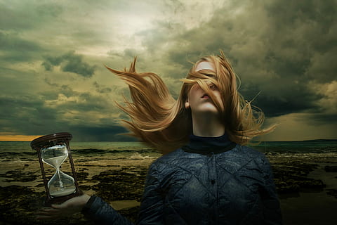 photo, femme, en portant, rivage, nuages ​​nimbus, temps, fantaisie, foncé, gothique, fille, femelle, portrait, Sablier, ciel, ciel dramatique, orage, côte, mystère, mystérieux, nuage - ciel, cheveux, eau, cheveux blonds, la nature, femmes, jeune adulte, une personne, jeune femme, adulte, cheveux longs, la taille, en plein air, coiffure, composite numérique, 4K, CC0, domaine public, libre de droits