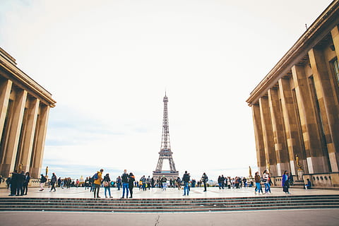 mennesker, stående, ser, Eiffeltårnet, ved siden af, Paris, kapital, by, tårn, eiffel, Europa, arkitektur, gruppe af mennesker, menneskemængde, bygget struktur, rejsemål, stor gruppe mennesker, historie, turisme, fortiden, rigtige mennesker, bygning udvendig, himmel, rejse, Kvinder, herrer, dag, voksen, natur, arkitektoniske kolonne, høj - høj, udendørs, besøg, 5K, CC0, offentligt domæne, royaltyfrie