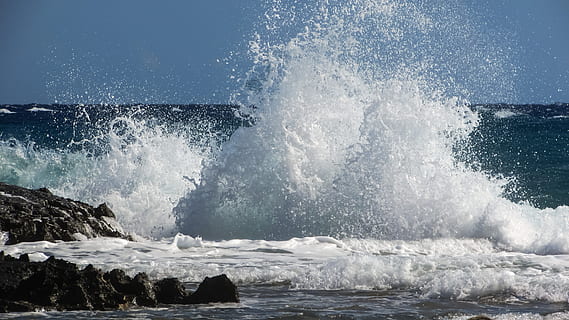 onada, trencar, explosió, mar, platja, mar, platja, naturalesa, esprai, escuma, poder, energia, vent, moviment, esquitxades, poder a la natura, aigua, fumigació, rock, esport, bellesa a la natura, rock - object, sòlid, colpejar, trencament, esport aquàtic, cel, surf, força, xoc, horitzó sobre l’aigua, a l'aire lliure, 4K, CC0, domini públic, lliure de regalies
