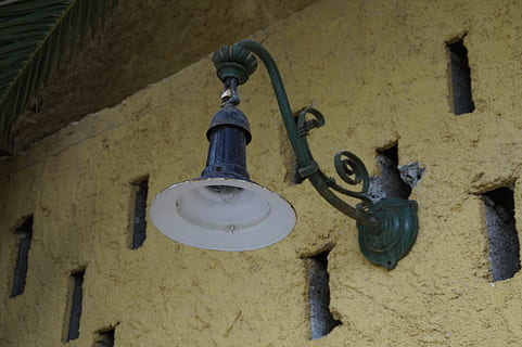 lampe, belysning, lys, lanterne, ud, udendørs, ingen mennesker, arkitektur, lav vinkel visning, dag, bygget struktur, murbygningsfunktion, metal, gammel, belysningsudstyr, historie, tæt på, teknologi, fortiden, rusten, forladt, bygning, bygning udvendig, ventil, maskine ventil, 5K, CC0, offentligt domæne, royaltyfrie