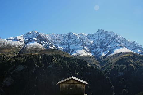 winter, sneeuw, bergen, alpine, winters, koude, wit, sneeuwlandschap, berg-, hemel, bergketen, koude temperatuur, heldere lucht, scenics - natuur, schoonheid in de natuur, met sneeuw bedekte berg, architectuur, geen mensen, natuur, ingebouwde structuur, gebouw, buitenkant van het gebouw, kalmte, huis, rustige scène, buitenshuis, bergtop, 5K, CC0, publiek domein, royaltyvrij