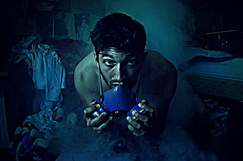uomo, maschera, gas, Fumo, tossico, ossigeno, mistero, Salute, ritratto, paura, buio, una persona, guardando la fotocamera, orrore, adulto, spaventoso, in casa, colpo alla testa, uomini, emozione, detenzione, mostro - personaggio immaginario, vista frontale, giovane adulto, il male, analizzare, cercare, guardare, aggressione, 5K, CC0, dominio pubblico, privo di copyright