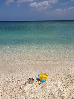 Meer, Eimer, Sand, Strand, Sommer-, Urlaube, Küste, Blau, Spielzeug, Natur, Entspannung, draußen, Wasser, Spaß, Himmel, Horizont über Wasser, Horizont, Land, Schönheit in der Natur, Szenen - Natur, ruhige Szene, Ruhe, idyllisch, wolke - himmel, keine Leute, Tag, Sonnenlicht, türkisfarben, 2K, CC0, gemeinfrei, lizenzfrei