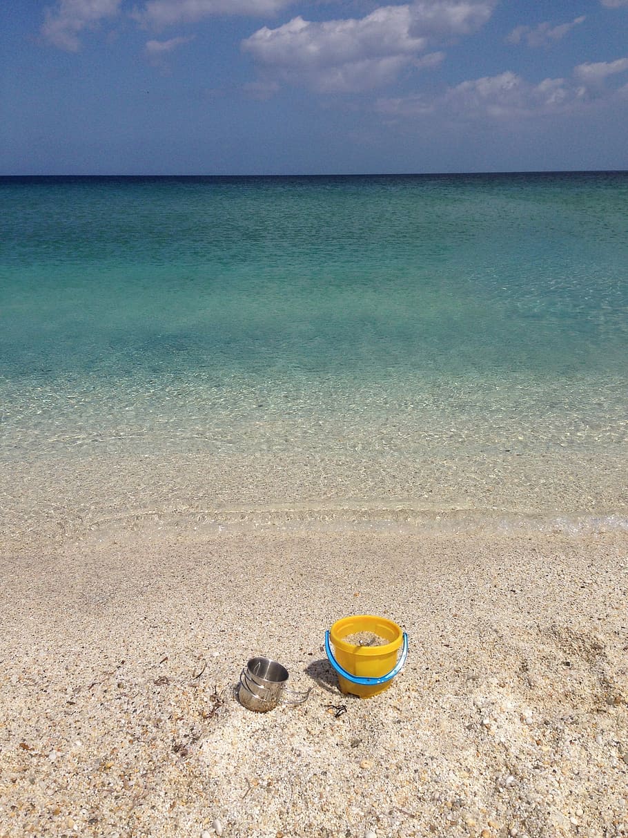 mare, secchio, sabbia, spiaggia, estate, vacanze, costa, blu, giocattolo, natura, rilassamento, all'aperto, acqua, divertimento, cielo, orizzonte sull'acqua, orizzonte, terra, bellezza nella natura, scenics - natura, scena tranquilla, la tranquillità, idilliaco, nuvola - cielo, nessuno, giorno, luce del sole, color turchese, 2K