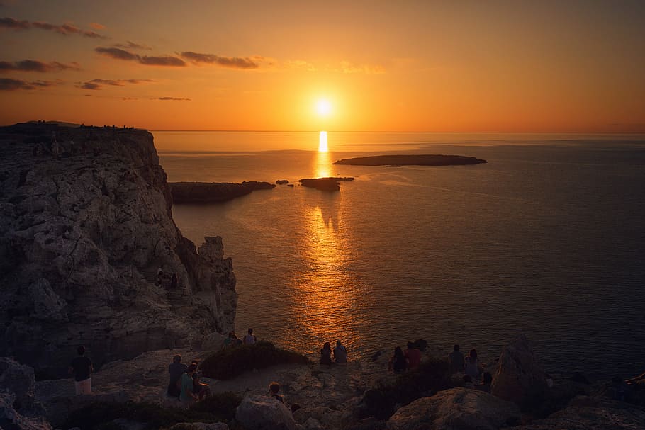 foto, corpo, acqua, d'oro, tempo, persone, in piedi, grigio, formazione rocciosa, ora, tramonto, mare, scogliera, montagna, riflessione, oceano, rocce, cielo, sera, paesaggio, orizzonte, roccia, Spagna, Minorca, scenics - natura, bellezza nella natura, spiaggia, terra, orizzonte sull'acqua, roccia - oggetto, colore arancione, la tranquillità, natura, solido, scena tranquilla, idilliaco, nuvola - cielo, sole, all'aperto, 5K