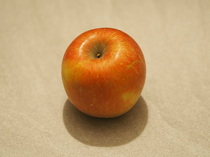 manzana, Fruta, rojo, manzana roja, poder, árbol, Árbol de frutas, cosecha, alimentación saludable, comida, comida y bebida, bienestar, foto de estudio, manzana - fruta, frescura, solo objeto, adentro, nadie, naturaleza muerta, de cerca, fondo de color, sencillez, sombra, tres objetos, mesa, maduro, 4K, CC0, dominio público, libre de derechos