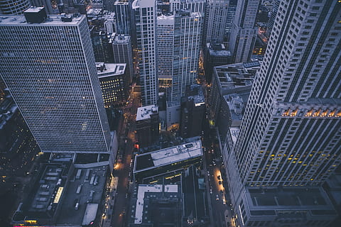 alto, edificio de subida, aéreo, subir edificios, ver, edificio, rascacielos, chicago, arquitectura, exterior, paisaje urbano, escena urbana, noche, ciudad, horizonte urbano, distrito centro, exterior del edificio, edificio de oficinas, vista aérea, estructura construida, calle, iluminado, torre, vida en la ciudad, negocio, moderno, lugar famoso, oscuridad, destinos de viaje, altura maxima, edificio de oficinas exterior, oficina, multitud, transporte, vista de alto ángulo, calle de la ciudad, al aire libre, Distrito financiero, 5K, CC0, dominio público, libre de derechos