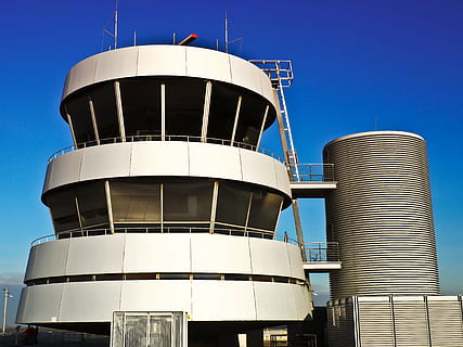 torre, control de trànsit aeri, control de vol, seguretat, aeroport, düsseldorf, aviació, trànsit aeri, arquitectura, estructura construïda, exterior de l'edifici, modern, cel, naturalesa, blau, cel clar, indústria, a l'aire lliure, dia, cap gent, generació de combustible i energia, vista d’angle baix, protecció, edifici, destinacions de viatge, llum solar, 4K, CC0, domini públic, lliure de regalies