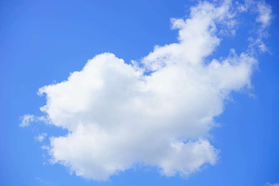 cumulus skyer, skyer, himmel, sommerdag, blå, hvid, skyer form, solskinsdag, solrig, sol, solstråle, smuk dag, sommer, cumulus humilis, cumulus mediocris, cumulus, cumulus sky, vejr, klima, klimaopvarmning, over skyerne, Himmelblå, azur, sky - himmel, cloudscape, hvid farve, baggrunde, vind, skønhed i naturen, scenics - natur, atmosfære, natur, miljø, ro, fluffy, rolig scene, ingen mennesker, idyllisk, udendørs, ren, meteorologi, blødhed, 5K