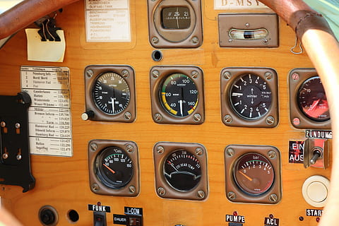 fly, oldtimer, Dobbeltdækker, propellplan, kockpitt, transportform, transportmidler, kontrollere, retning, teknologi, kontrolpanel, rejse, luftfartøj, udstyr, træ - materiale, menneskelig hånd, tekst, køretøj interiør, vejledning, navigationsudstyr, nautiske fartøj, hånd, cockpit, kollektion, hjul, luftfartsindustrien, luksus, 5K, CC0, offentligt domæne, royaltyfrie