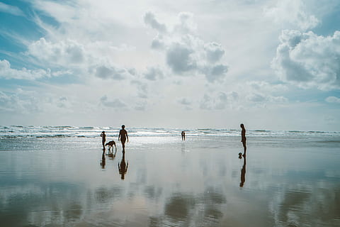 Gruppe, Menschen, Strand, wolkig, Himmel, Silhouette Fotografie, Alt Cumuluswolken, Wasser, Sand, Reflexion, nass, wolke - himmel, Meer, Gruppe von Leuten, Land, Horizont, Natur, Männer, Horizont über Wasser, Urlaub, Tag, Ausflug, Urlaube, Zusammengehörigkeit, Nachwuchs, draußen, 4K, CC0, gemeinfrei, lizenzfrei