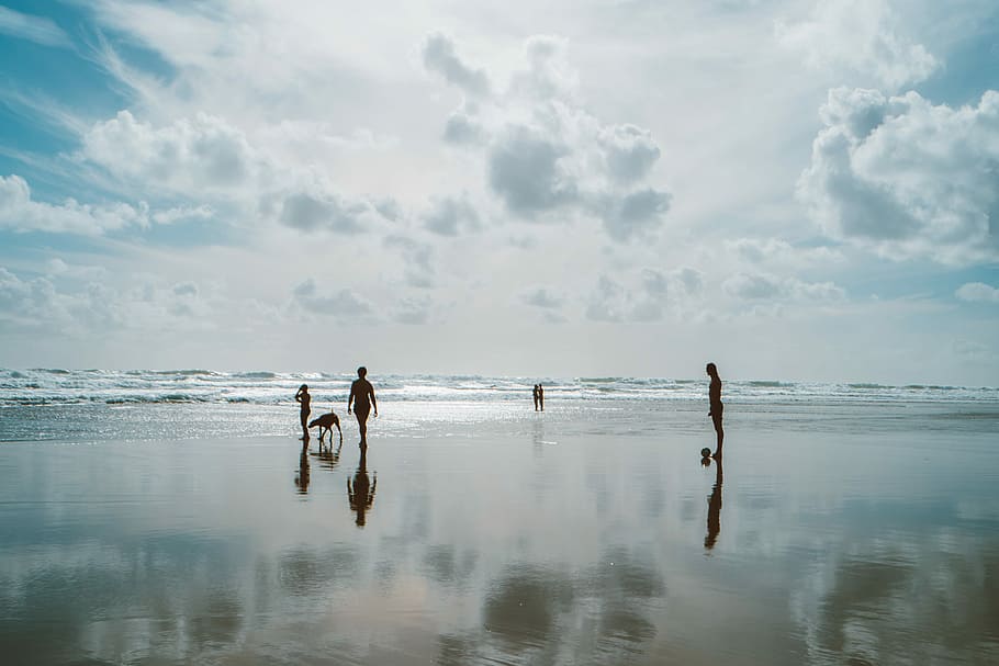 Gruppe, Menschen, Strand, wolkig, Himmel, Silhouette Fotografie, Alt Cumuluswolken, Wasser, Sand, Reflexion, nass, wolke - himmel, Meer, Gruppe von Leuten, Land, Horizont, Natur, Männer, Horizont über Wasser, Urlaub, Tag, Ausflug, Urlaube, Zusammengehörigkeit, Nachwuchs, draußen, 4K