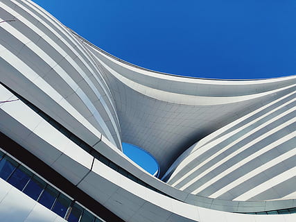 scăzut, unghi de fotografiere, clădire, albastru, cer, structural, fotografie, alb, înalt, creștere clădire, arhitectură, modern, minim, construită, exteriorul clădirii, vedere unghiulară joasă, oraș, model, zi, cer senin, nici o persoana, curba, caracteristică arhitecturală, lumina soarelui, natură, culoare alba, futurist, în aer liber, abstract, exteriorul clădirii de birouri, tavan, oţel, clădire caracteristică, 4K, CC0, domeniu public, fără drepturi de autor