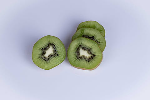 skive, frugt, frø, friskhed, kost, mad, Kiwi, tværsnit, sund kost, mad og drikke, velvære, studio skud, indendørs, grøn farve, ingen mennesker, sund livsstil, blå, tæt på, stilleben, halveret, antioxidant, blå baggrund, moden, slankekure, vitamin c, 5K, CC0, offentligt domæne, royaltyfrie