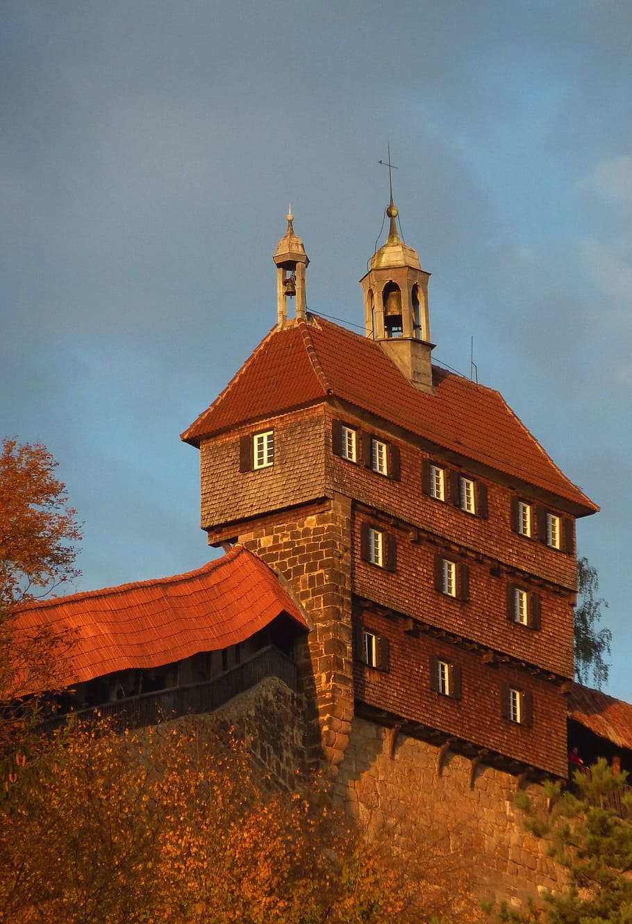 esslingen, Alemanya, núvols, cel, edifici, façana, detalls, arquitectura, Església, fe, religió, fora, paret, maó, pedra, arbre, escènic, vell, història, exterior de l'edifici, estructura construïda, a l'aire lliure, arquitectura i edificis, torre, cap gent, Torre del Rellotge, naturalesa, vista d’angle baix, núvol - cel, espiritualitat, lloc de culte, creença, planta, dia, fletxa, rellotge, 2K
