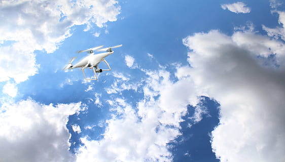 blanc, dji drone, núvols, blau, cel, durant el dia, fantasma p4, drone, dji, uav, fantasma, aèria, càmera, avions, tecnologia, hèlix, robot, remot, vehicle, volar, vol, espia, rotor, quadcopter, helicòpter, vigilància, cel ennuvolat, núvol - cel, volant, temes d'animals, ocell, animal, vertebrats, fauna animal, un animal, animals a la natura, a l'aire, naturalesa, cap gent, ales separades, Color blanc, dia, gavina, avió, vehicle aeri, a l'aire lliure, compost digital, a dalt, 5K, CC0, domini públic, lliure de regalies